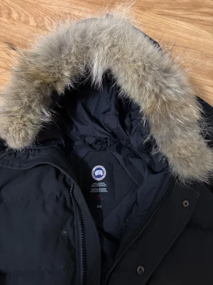 Canada goose parka - Varm, mysig och stilren i hög kvalitet. Köptes för 2 år sedan för 17,000:- Säljer nu för 6,000:- Pris kan diskuteras vid snabb affär