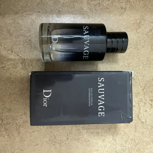 Dior Sauvage Eau de Parfum 100ml - Dior Sauvage Eau de Parfum, 100ml. Ingredienser: alkohol, parfym, vatten, limonene, linalool, ethylhexyl methoxycinnamate, citronellol, butyl methoxydibenzoylmethane, och fler. Tillverkad i Frankrike. Snygg och populär doft för dig som vill sticka ut.