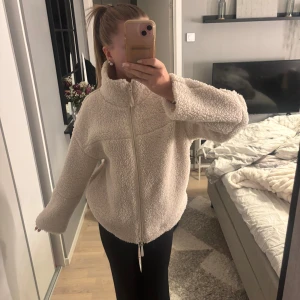 teddyjacka  - Teddy jacka använd ett fåtal gånger, storleken är xs men den är väldigt oversized 