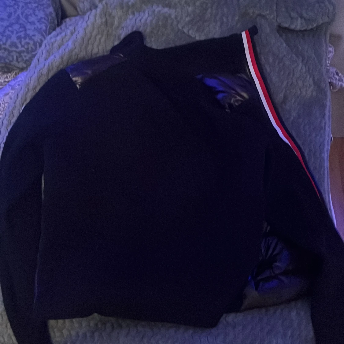 Svart jacka från Moncler med röd/vit rand - 4