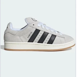 Adidas Campus grå sneakers - Säljer mina jättefina,knappt andvända skor. Perfekta skor året om! Inga defekter,  Skriv för fler bilder eller prisförslag! 🩷