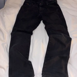 Wrangler jeans  - Sjukt feta Wrangler jeans i svart med avslappnad fit🙌 Bara att skriva om du har fler frågor‼️ STORLEK W33 L32