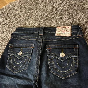 True religion jeans bootcut - Jättefina bootcut jeans som är midrise men som är typ låglågmidjade i storlek 25 asså xs. De är uppsydda så de passar någon som är 165☺️