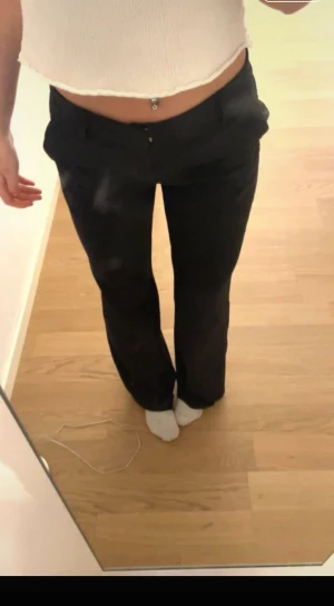Svarta bootcut kostymbyxor från ONLY - Snygga svarta kostymbyxor från ONLY tailoring i storlek 34/32. Byxorna har bootcut passform, bälteshällor och klassiska fickor både fram och bak. Perfekt för dig som gillar stilrena och trendiga byxor med lite vidare ben. Nypris 600. Jag är 170 och sitter perfekt i längden på mig