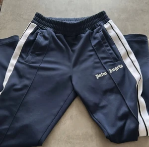 Palm angels byxor  - Hej, säljer nu dessa sjyssta Palm angels byxorna i storlek S, Dom är nästan aldrig använda så rätt så sjyssta😃hör av er vid minsta fundering/mvh E&E resell🙌