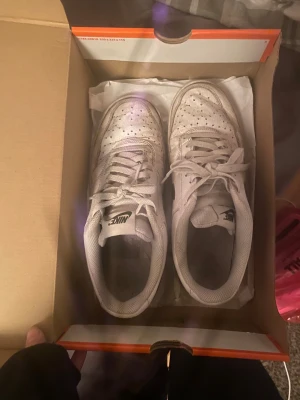 Nike Air Force  vita sneakers - Säljer Nike skor (tro de e air force). Dom är hela o väldigt bra skick, dom är bara smutsiga men det går att tvätta :) Kan mötas up om i Kalmar län annars blir skicka jag med post men du betalar för frakten (sorry😞) lådan ingår!!