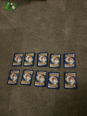 Pokémonkort  - 10 Pokémon kort bundles med 12-20 kort. Olika typer på kort, några blandade. 50kr st.