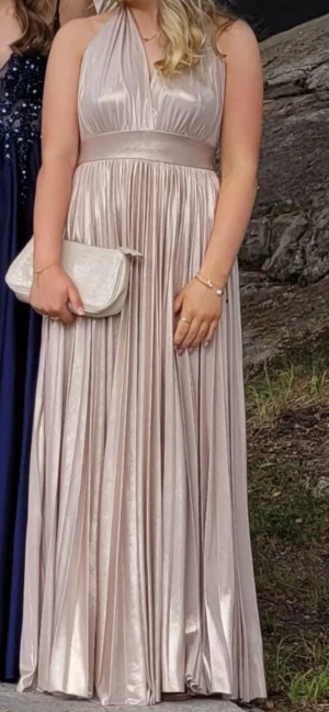 Champagnefärgad balklänning  - Nu säljer jag min jättefina balklänning. Den är avklippt nertill så den passar någon som är typ 150-152💓Skriv för mer bilder