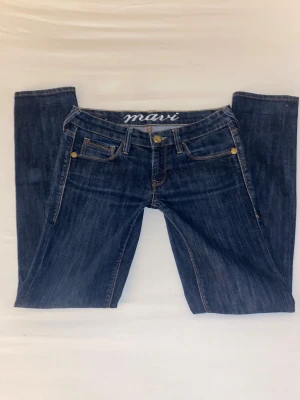 Lågmidjade Mavi jeans - Lågmidjade Mavi jeans, strl 30/32 (skulle säga S/M, se mått). Mått: midjemått tvärs över 40 cm, Innerbenslängd 80 cm.