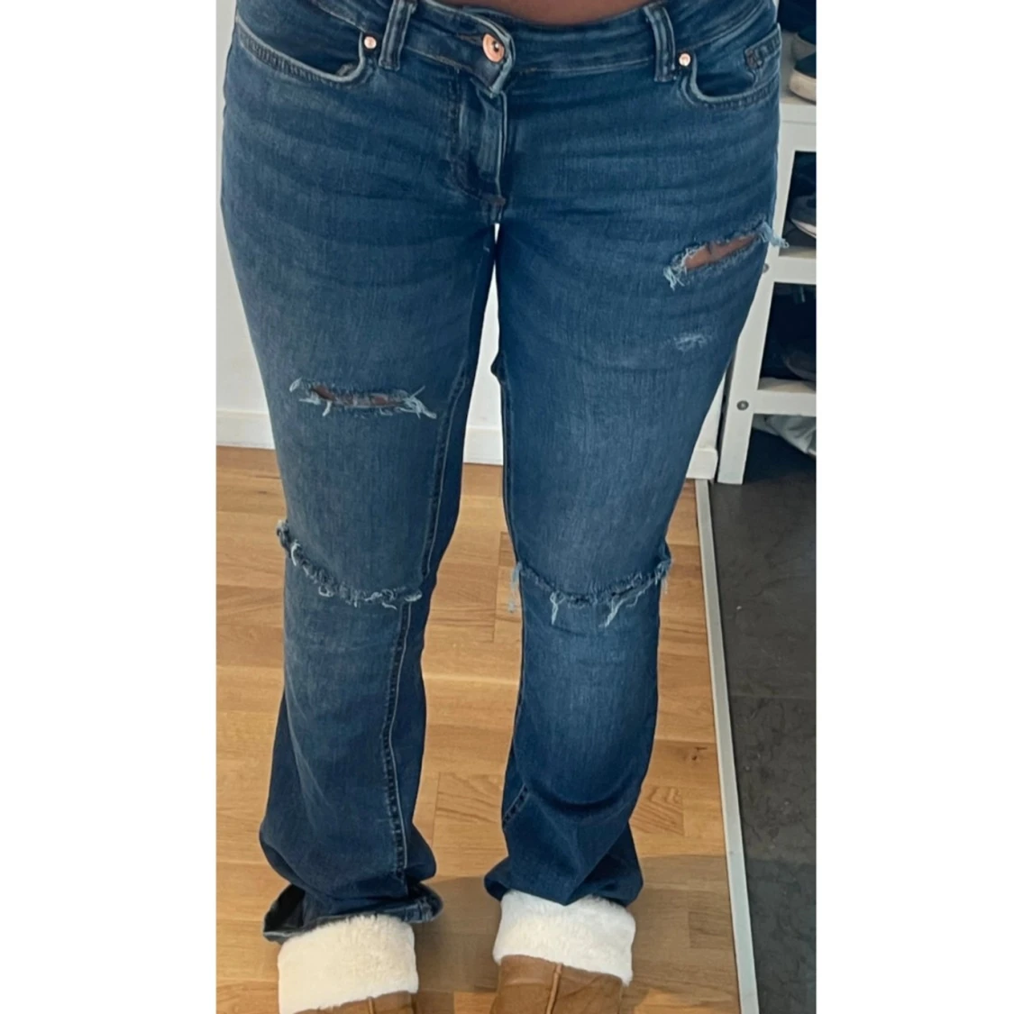 Blå bootcut jeans med slitningar - 1