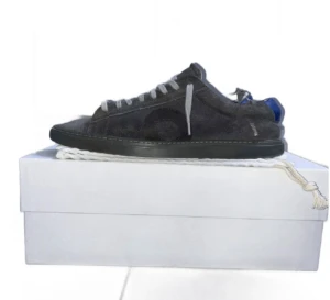 Oliver Cabell - Säljer ett par stilrena grå sneakers från Oliver Cabell i mocka med vita snören och diskreta detaljer. Skorna har en klassisk rund tå och platt sula, perfekt för en clean och avslappnad look.