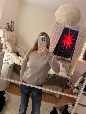 Grå stickad tröja - Grå stickad tröja