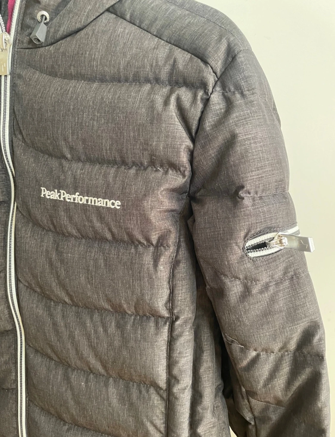 Mörkgrå Peak Performance dunjacka S - 1