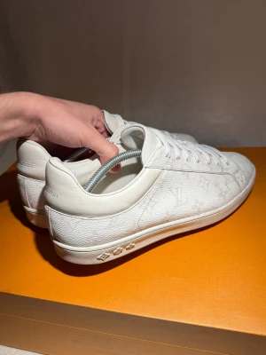 Louis vuitton Luxembourg sneakers - Hej, säljer dessa exremt sällsynta Louis Vuitton luxembourg sneakers, i storlek 44, fits 45. Dem är äkta. Skick 8/10. Säljs för =2599kr. Har kvitto - öppen för bud! 🙌