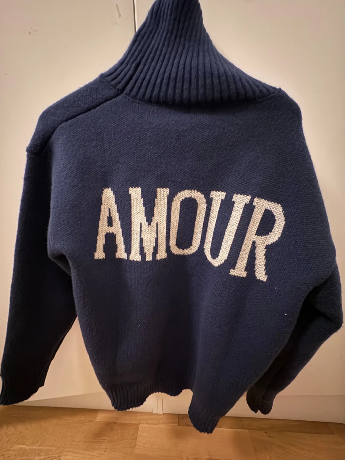 Mörkblå polotröja med AMOUR-tryck - 2