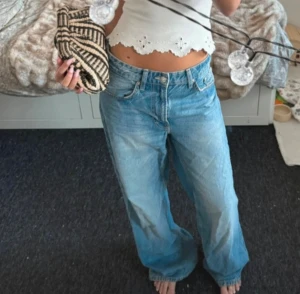 Baggy jeans!! - Säljer ett par ljusblå baggy jeans från H&M!! Lite slitage längst ner som syns på bild 3 men annars är de i bra skick! De är i strl 36🩵