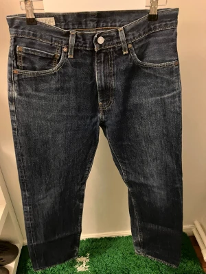 Levi's 555 - Säljer ett par Levi's 555 i storlek 31 x 30 I mörkblå färg. De har en relaxed fit och de är redo för äventyr!