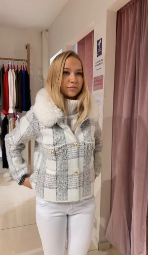 Vit rutig teddyjacka med päls - Säljer en vit teddyjacka med grått rutmönster och fluffig vit päls på kragen. Jackan har guldiga knappar framtill och en croppad, boxig passform. Perfekt för dig som gillar statement-plagg med lyxig vibe och snygga detaljer.