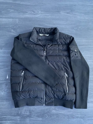 Moncler cardigan - Säljer nu min moncler cardigan som har använts i ungefär 1 månad. Den är fortfarande i nyskick utan några defekter. Det följer med tags och det går även att skanna qr koden. Storlek M och passar allt mellan 174 och 186. Passar perfekt till vintern.