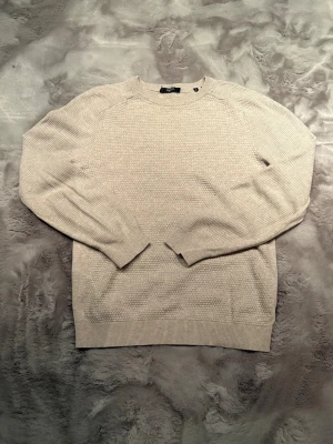 Grå stickad Jack and Jones tröja - Det är en grå stickad Jack and Jones tröja. Det är storlek S och passar någon runt 170-175