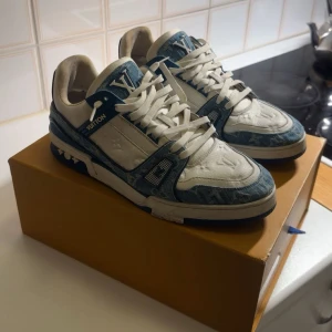 LV Skor - Väldigt snygga Lv skor i bra skick, storlek 45.