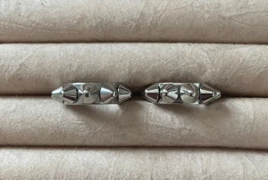 Edblad nitörhängen - Coola silvriga örhängen med nitar från Edblad som knappt är använda. Det är bara att skriva vid frågor 💗