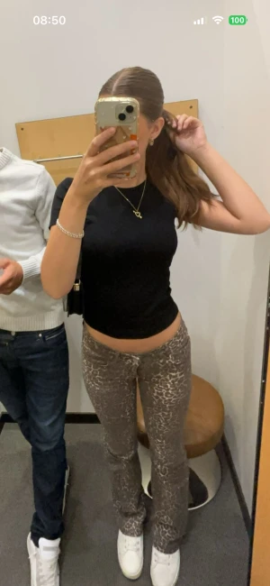 Leopardmönstrade bootcut byxor - Säljer ett par snygga bootcut byxor med leopardmönster. Byxorna har lågmidjade och sitter riktigt bra på kroppen.🥰🥰jag är 170