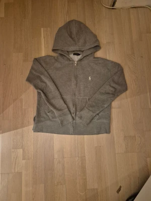 Raulph lauren zip up - Grå Raulph lauren zip. Inga defekter och fint skick. 9.5/10👍