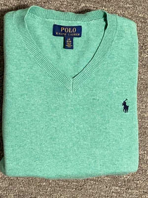 Grön tröja från Ralph Lauren - Säljer en snygg grön tröja från Ralph Lauren med v-ringning har aldrig använts nypris 1 500, pris kan diskuteras 