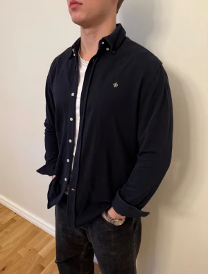 Svart Morris skjorta - En snygg Morris skjorta som passar till alla tillställningar! Du ska kunna uttrycka stil utan att det kostar för mycket!🕺🍾💼🤩  Storlek👔:  M/L (liten i storleken) Nypris💰:  ca 1299 kr