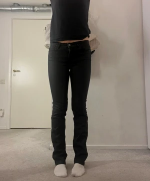 Svarta jeans/skinnbyxor - Fina svarta jeans med lite skinnliknande/glansigt material🖤Endast använda 1 gång så de är i bra skick! Står ingen storlek men skulle säga att de är som S och 34/36