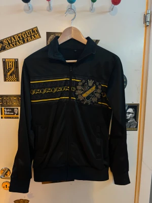 Aik zip tröja  - Svart AIK zip tröja köpt på norra stå i storlek xs ett litet hål på ryggen från en bengal men ändå fint skick i övrigt 