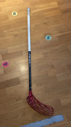 Innebandy klubba unihoc superskinn Max  - En lätt och skön klubba som passar alla spelstilar. Inga sprickor eller större jack då jag inte spelar med denna klubba. Den har 26 flex och är 96 cm lång (skaftet). Sitter  en Salming X3M Linda på och ett unilite blad. Kan byta till ett annat färg på bladet om det önskas till tex svart eller mörkblått. Kan bytas mot en annan klubba. HÖR AV ER AV MINSTA FUNDERINGAR!
