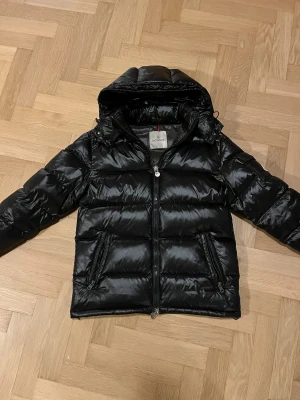 Moncler Maya - Moncler Maya i storlek 3 vilket motsvarar M ungefär. Den är köpt förra året. Den är i väldigt fint skick. Inga defekter eller några konstigheter. Qr-kod även NFC  funkar utmärkt. 🌟