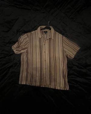 Brunrandig skjorta från H&M - Säljer en kortärmad skjorta från H&M med bruna och beige ränder. Storlek är L. 