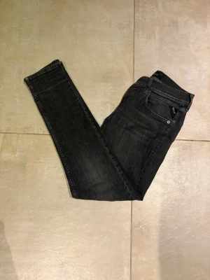 Reaply jeans  - Säljer ett par Reaply Jenas. Jeansen har slim fit och storlek 158 men skulle säga de är som W28 L30 ungefär. Jag på bilden är 173cm lång och väger 58kg. Jeansen har ett jätte litet hål men inget som syns när man har på sig dem. Skriv om ni har några funderingar.