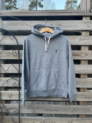Ralph Lauren Grå Hoodie  - Supersnygg gråmelerad hoodie från Ralph Lauren. Storlek S. Mycket fint skick, sällan använd. Hör gärna av er vid funderingar🙌