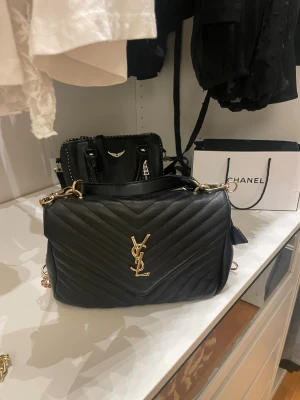 Svart ysl väska - Denna fina har länge varit min favorit men rensar nu ut lite väskor, så nån annan kan ta del av denna fina! Perfekt att annars ge bort som julklapp, hör av er vid minsta fundering 