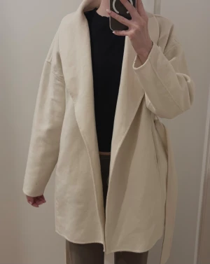 wool coat - Liten fläck vid ena armen, har ej testat att ta bort den. Passar xs-s