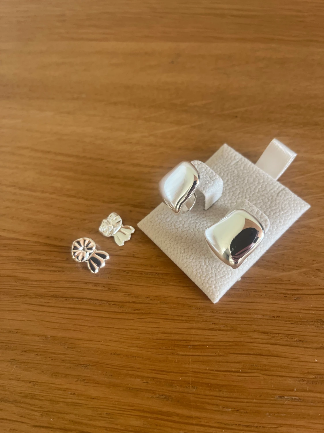 Snygga silvriga örhängen från Muli collection