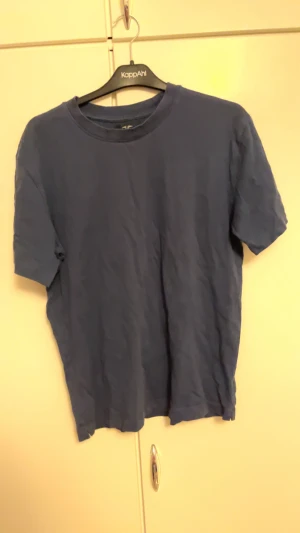 Mörkblå t-shirt från Hampton Republic - En basic mörkblå t-shirt från Hampton Republic i klassisk modell. T-shirten har rund halsringning och korta ärmar, perfekt för en clean och enkel stil. Tillverkad i mjuk bomull för skön känsla hela dagen.