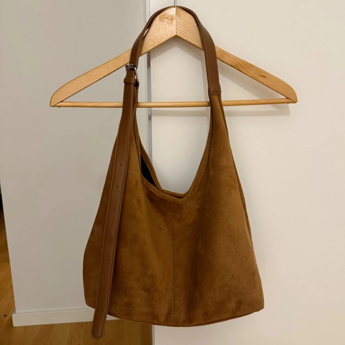 Brun mocka axelväska med justerbart band - 2