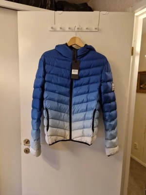 Oanvänd jacka Storlek S - Helt ny i storlek S. Pris 500 kr. Skickas spårbart inom 2 dagar efter genomförd betalning. Inga byten eller returer