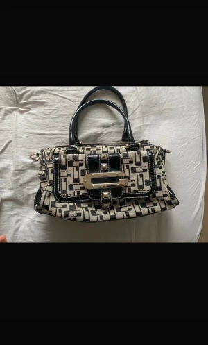 Guess handväska - Bra skick söt 