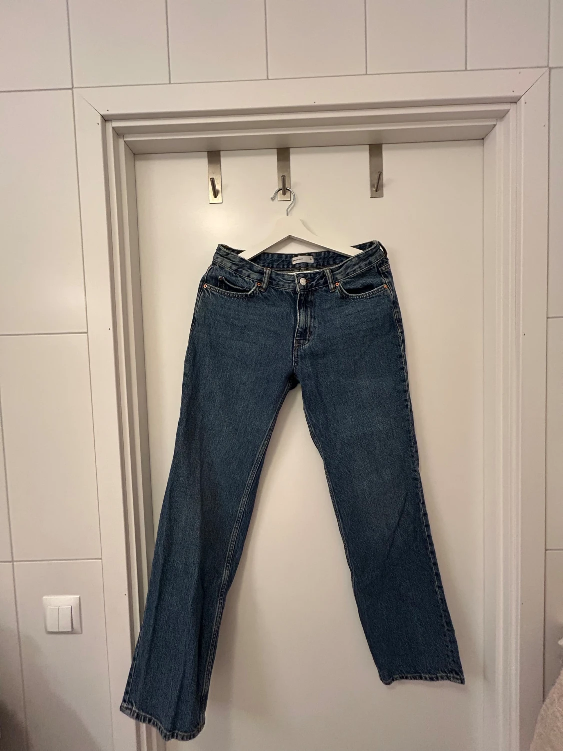 Low waist straight jeans från Gina Tricot