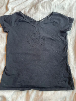 Tröja från casall - Svart tröja från casall lappen är bortklippt där uppe dne är i storlek s den har ett mönster i mitten av bröstet