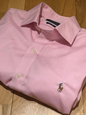 👔Ralph Lauren - L, Rosa, Fint skick! - Klassisk Ralph Lauren skjorta i grymt snygg färg med skönt material, kanon för alla sorters tillfällen!🙌🏼 📏 Storlek: L 🎨 Färg: Rosa 🔍 Skick: Fint skick! Pris: 350kr 💫