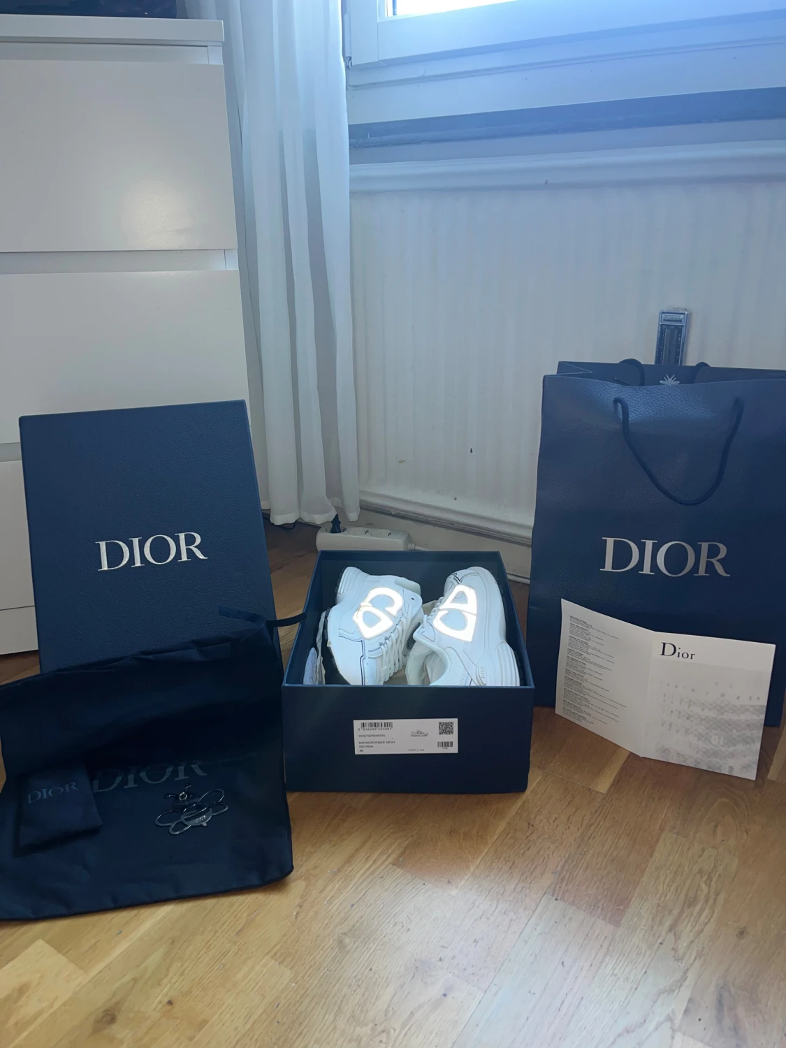 Vita Dior sneakers med reflekterande detaljer - 1