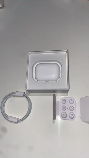 AirPods Pro 2 - Allt som ingår från början följer med, även USB-C-laddaren (syns inte på bilden). Hörlurarna är i mycket fint skick med aktiv brusreducering (ANC) som fungerar utmärkt.  De fungerar även väldigt bra tillsammans med docka/laddcase. Vill man sälja vidare finns goda möjligheter att få ett högre pris, men de är också perfekta att behålla och använda själv.