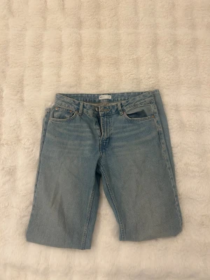 Ljusblå jeans från Ginatricot - Snygga ljusblå jeans från Perfect Jeans i klassisk femficksmodell. Jeansen har låg midja, raka ben och en stilren look med silverfärgad knapp och dragkedja. Materialet är slitstarkt denim och passformen är normal. Perfekt för dig som gillar tidlös stil.